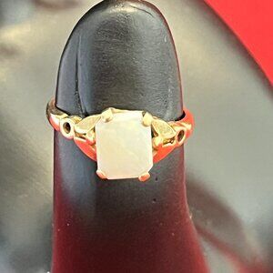 Vintage 10K Yellow Gold White Opal Ring Size 5.5